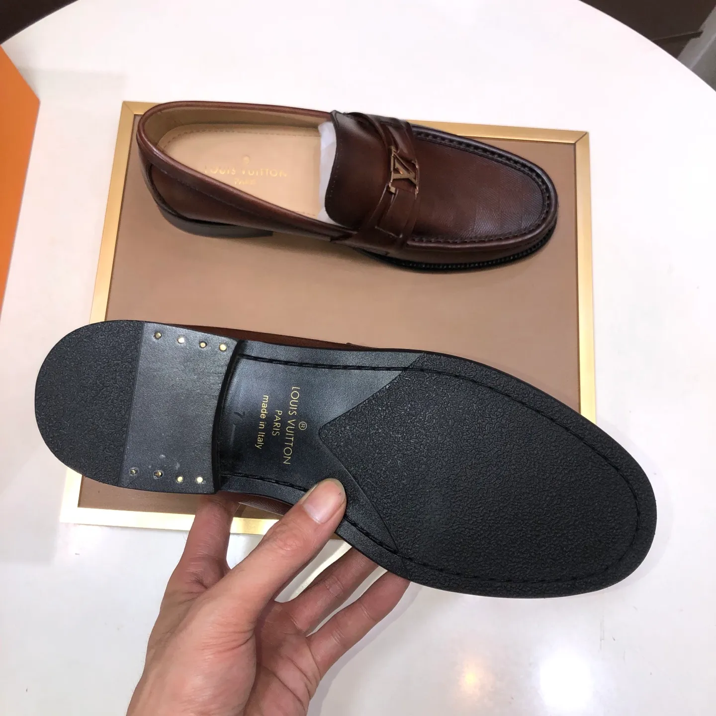 Men's men's shoes💰540💰[LV] (original single cowhide lining)🍀LV's latest genuine leather business suit shoes are available on the official website at the same time. The first-layer cowhide imported from Italy is made of heavy gold, and the official website has a 1:1 rubber outsole. Versatile to wear, high-end without losing class, and the color combination is extraordinary. This four-season style is alluring when worn on your feet, showing off your big-name flair. Standard code 38-45 (45 customized)